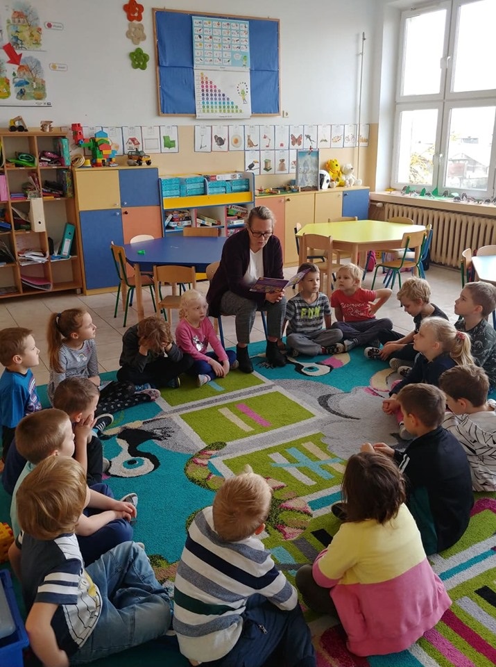 Szkoła Podstawowa Nr 7 Gdańsk Pani Bożenka z biblioteki czyta dzieciom - Szkoła Podstawowa nr 7 im