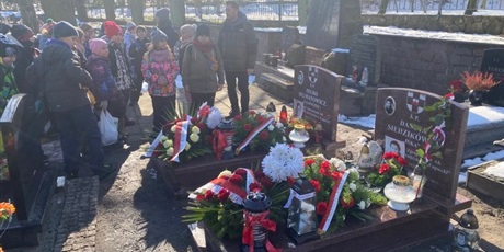 Powiększ grafikę: Nasi uczniowie zapalili znicze na  grobach Danuty Siedzikówny i Feliksa Selmanowicza.