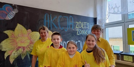 Powiększ grafikę: Na zdjęciu Pani Bożena i Pani Agnieszka ze swoimi wolontariuszami podczas akcji "Żółty żonkil"