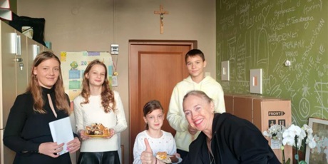 Powiększ grafikę: Na zdjęciu Pani Wicedyrektor Iwona Trzaskowska w towarzystwie uczniów z SU, którzy przynieśli słodki poczęstunek.