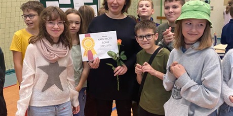 Powiększ grafikę: Pani Ewa Gąsiorowska zwyciężczyni tytułu Nauczyciel Roku w towarzystwie swoich podopiecznych z klasy 5a.