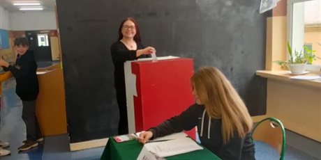 Powiększ grafikę: Pani Wiktoria Zarębska oddaje swój głos wyborczy.
