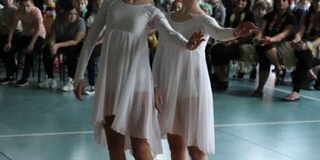 Powiększ grafikę: Tańczące nasze absolwentki Aleksandra Dębowska i Alicja Skiba.