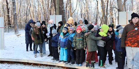 Powiększ grafikę: Uczniowie podczas obchodów Dnia Patrona na Westerplatte. 
