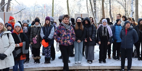 Powiększ grafikę: Uczniowie podczas obchodów Dnia Patrona na Westerplatte. 