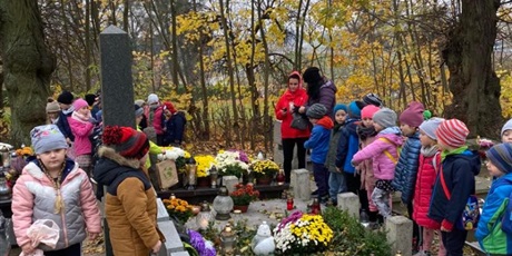 Powiększ grafikę: Dzieci zapalają zniczy przy grobie obrońców Westerplatte