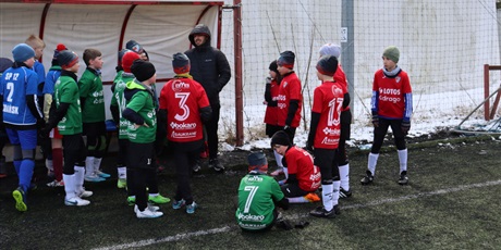 Powiększ grafikę: Nasi młodzi piłkarze z trenerem podczas eliminacji o puchar Tymbarku.